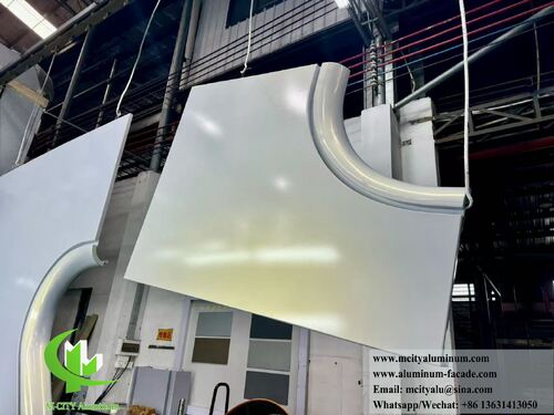 最新の会社ニュース 2026年の建築ファサードトレンド:アルミパネルはなぜ現代カーテンにとって好ましいものなのか?