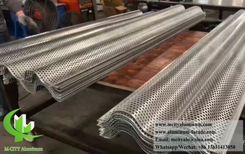 最新の会社ニュース 建築家 の 3003 アルミ 固体 板 の ガイド: なぜ 耐久性 は 現代 の 玄関 面 の 設計 に 合致 する か