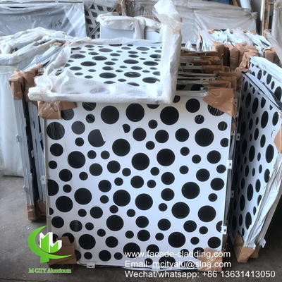 外壁の建物面のために外壁のカバーのために使用される,穴を開けた丸い穴のアルミニウム彫刻板