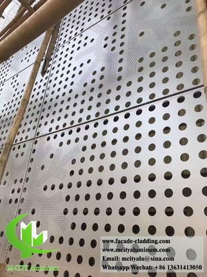 孔付き金属コーティング 丸い穴のデザインのアルミファッダ PVDF スライバー色