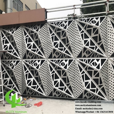 3D形 アルミ製の壁カバー 1m x 1m スライバー色