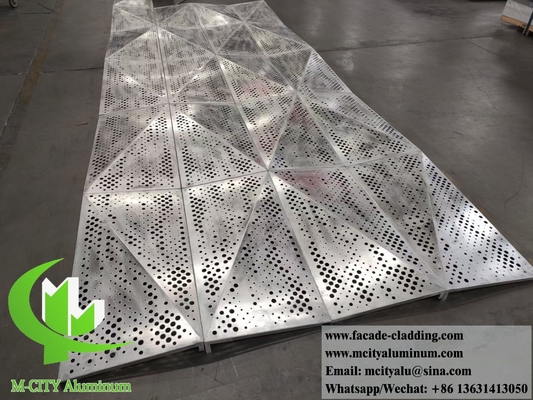 折りたたまれた金属スクリーン 穴を開けたシートアルミパネル 建物の壁玄関の装飾 3D形