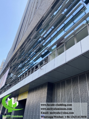 穴が開いた外壁金属壁カバー 玄関 アルミパネル 金属灰色