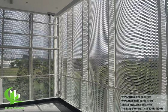 お買い得 3003アルミニウム合金製、カスタマイズ可能な穴あきデザインの粉体塗装建築用パンチングメタルファサード オンライン