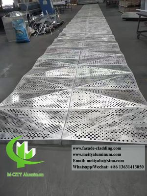 お買い得 3D 形状 メタルシート アルミスクリーン 壁のファサードシステム スライバー色 オンライン